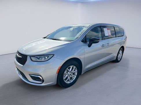 Used 2024 Chrysler Pacifica Touring-L image 3