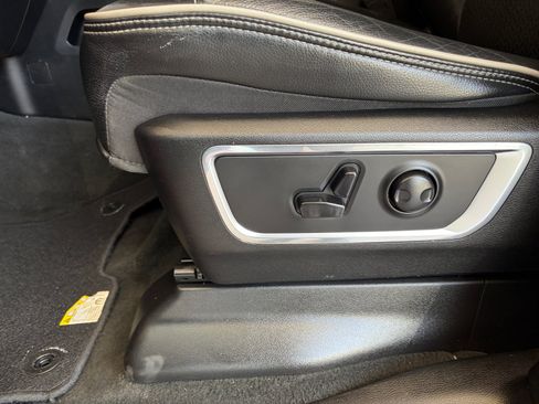 Used 2024 RAM 1500 Laramie AWD/4WD image 15