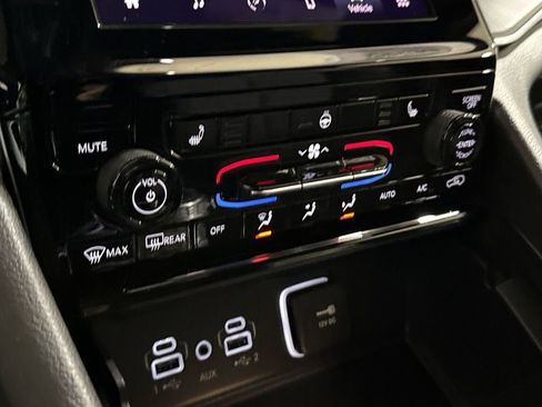 Used 2025 Jeep Grand Cherokee Laredo X w/ Luxury Tech Group I image 15