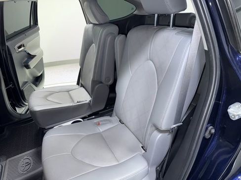 Used 2022 Toyota Highlander Platinum image 2
