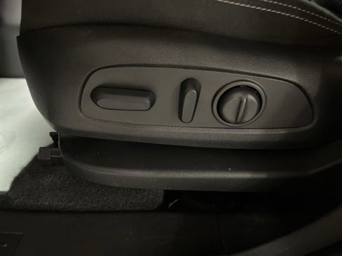 Used 2023 GMC Terrain SLE w/ Driver Convenience Package image 10