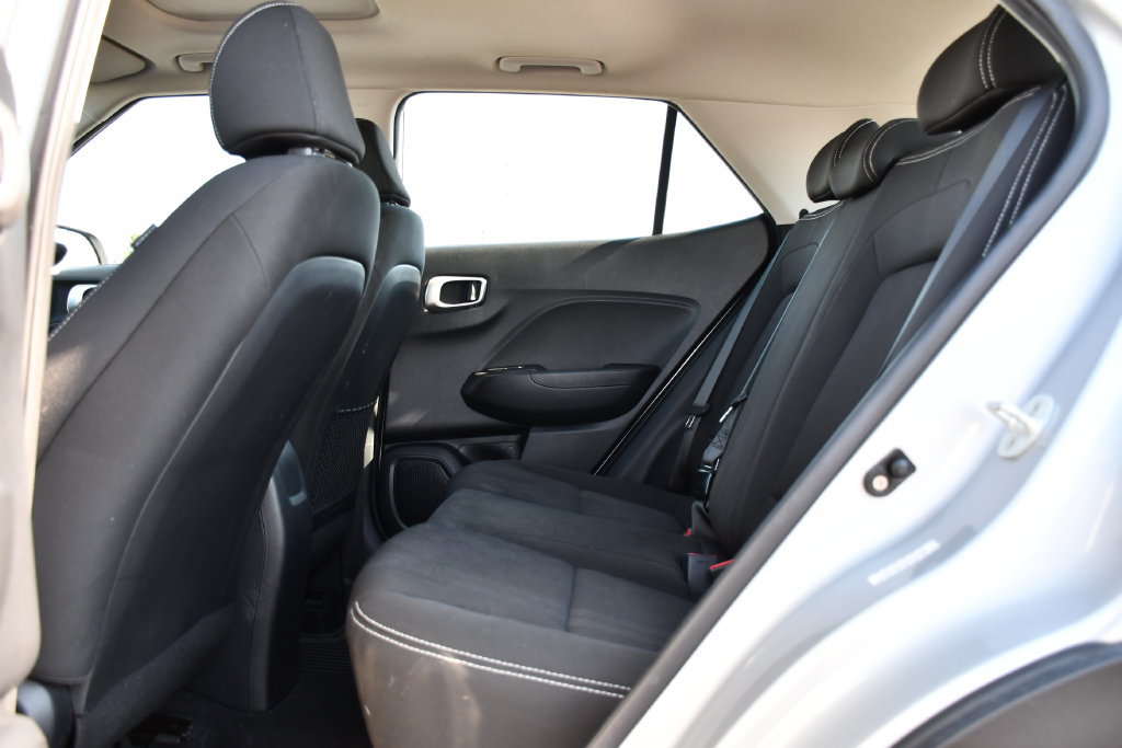 Used 2022 Hyundai Venue SEL FWD image 18
