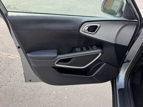 Used 2025 Kia Soul LX w/ LX Technology Package FWD image 9
