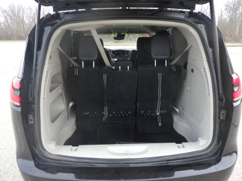Used 2022 Chrysler Pacifica Touring-L FWD image 33