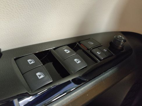 Used 2018 Toyota Prius Four Touring w/ Premium Convenience Package image 27