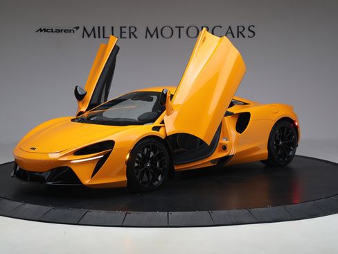 Used 2024 McLaren Artura image 14