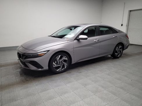 Used 2025 Hyundai Elantra SEL image 2