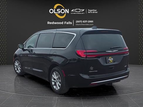 Used 2025 Chrysler Pacifica Select AWD/4WD image 5