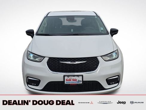 Used 2024 Chrysler Pacifica Touring-L FWD image 8