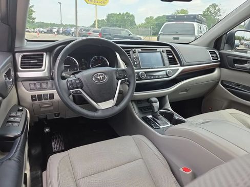Used 2016 Toyota Highlander Limited w/ Driver Technology Package FWD image 8