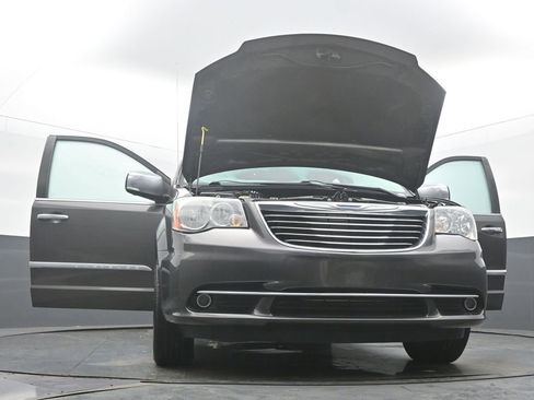 Used 2015 Chrysler Town & Country Limited image 58