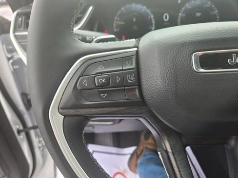 Used 2025 Jeep Grand Cherokee Limited RWD image 15