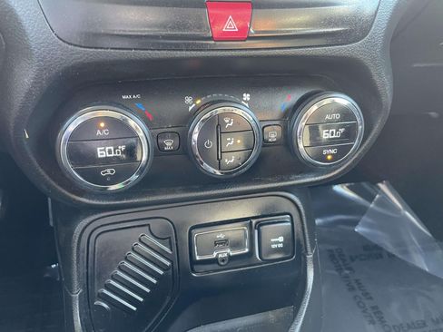 Used 2017 Jeep Renegade Latitude FWD image 27