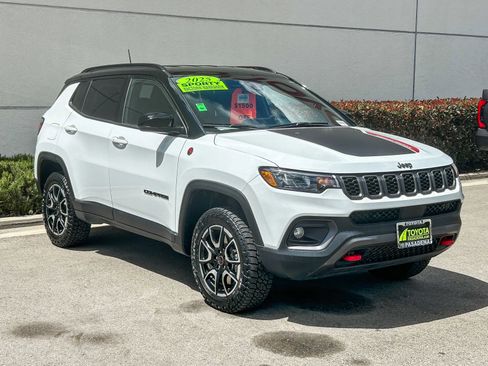 Used 2025 Jeep Compass Trailhawk AWD/4WD image 3