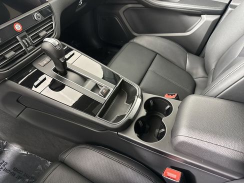 Certified 2025 Porsche Macan image 32