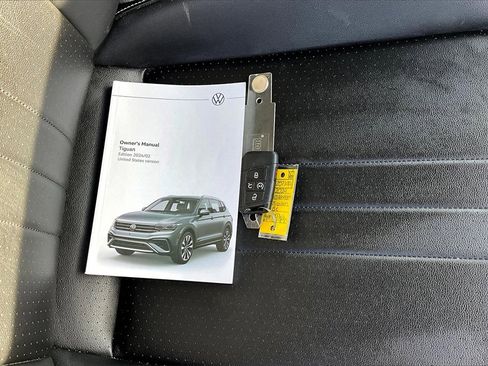 Used 2024 Volkswagen Tiguan SE image 11