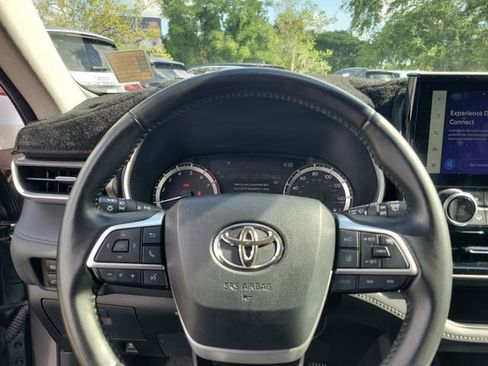 Used 2024 Toyota Highlander XLE FWD image 26