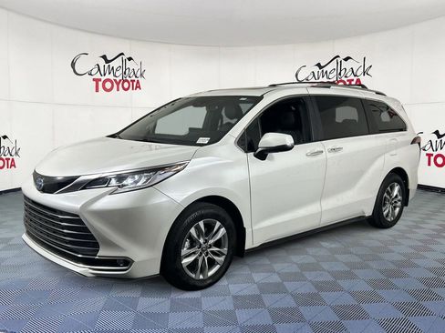 Used 2025 Toyota Sienna Limited image 2