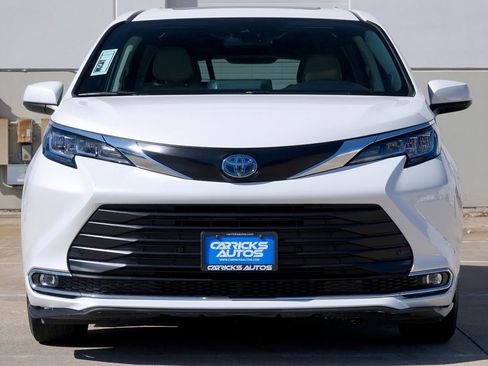 Used 2021 Toyota Sienna XLE w/ XLE Plus Package image 16