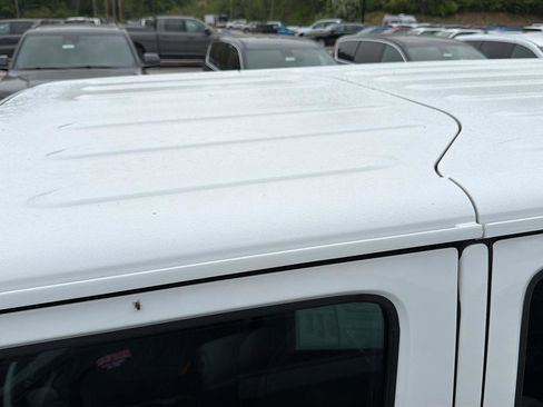 Used 2017 Jeep Wrangler Unlimited Sahara w/ Connectivity Group AWD/4WD image 9