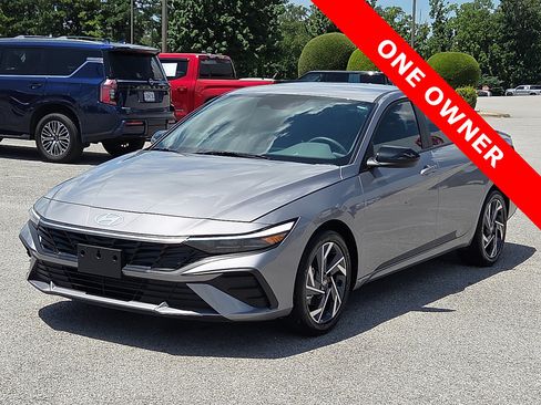 Used 2025 Hyundai Elantra Sport FWD image 2