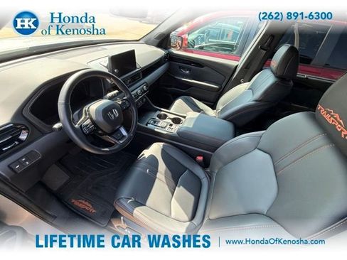 Used 2025 Honda Pilot TrailSport image 5