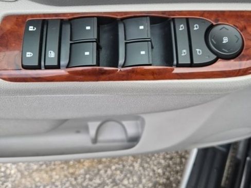 Used 2013 Chevrolet Avalanche LTZ image 13