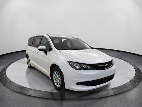 Used 2023 Chrysler Voyager LX FWD image 3