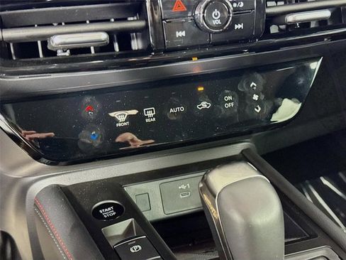 Certified 2026 Nissan Kicks SR FWD image 17