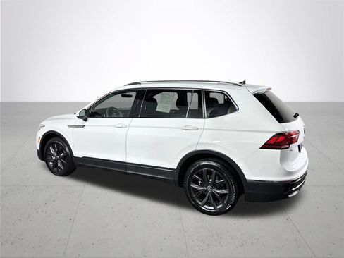 Certified 2024 Volkswagen Tiguan SE w/ Panoramic Sunroof Package AWD/4WD image 9