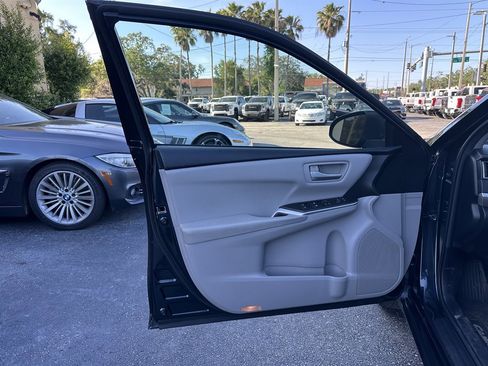 Used 2017 Toyota Camry SE image 33