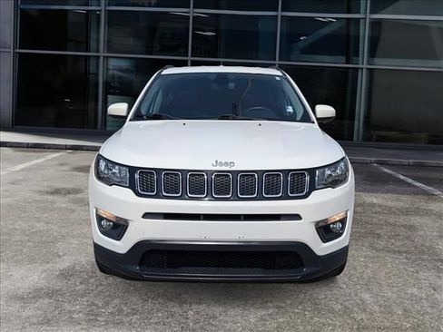 Used 2018 Jeep Compass Latitude FWD image 3