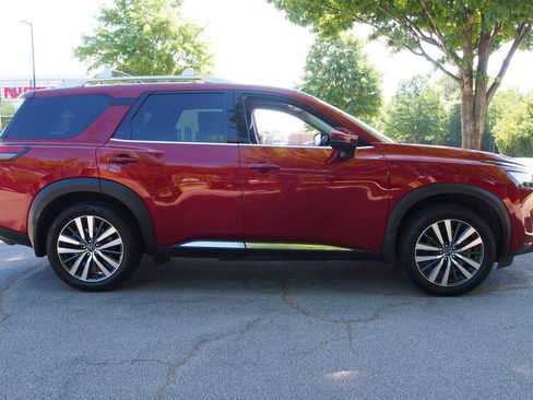 Used 2022 Nissan Pathfinder Platinum w/ Cargo Package FWD image 8