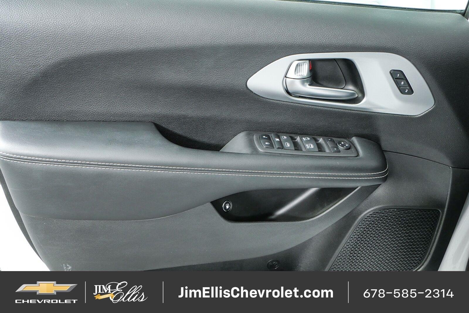 Used 2022 Chrysler Pacifica Touring-L w/ S Appearance Package FWD image 7