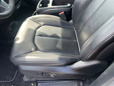 Used 2025 Chrysler Pacifica Select FWD image 15