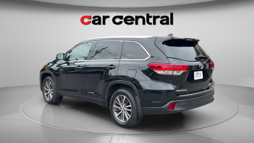 Used 2018 Toyota Highlander XLE AWD/4WD image 3