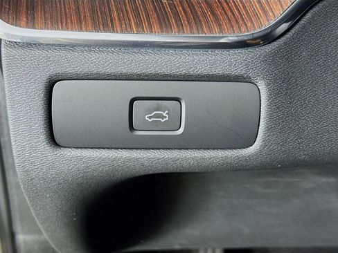Used 2023 Volvo XC60 B5 Ultimate w/ Protection Package Premier image 11