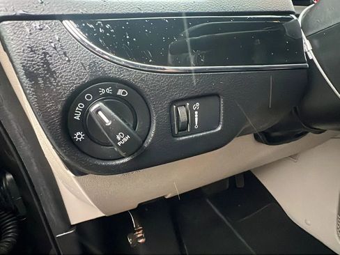 Used 2017 Dodge Grand Caravan SXT image 24