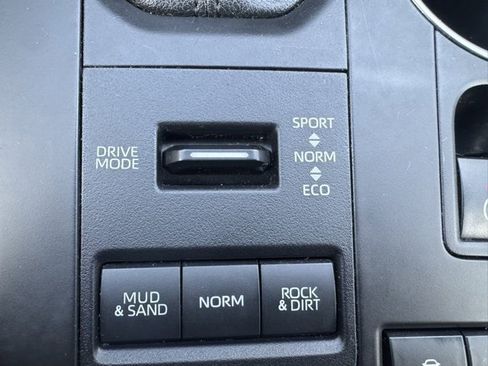 Used 2021 Toyota Highlander XLE image 18