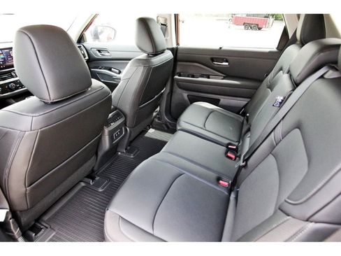 New 2026 Nissan Pathfinder SL w/ SL Premium Package (P04) FWD image 11