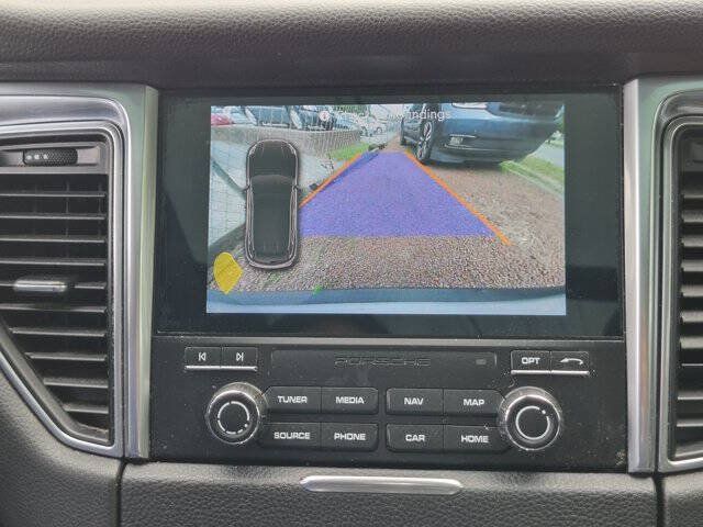 Used 2018 Porsche Macan AWD/4WD image 22