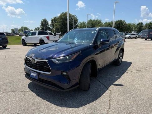 Used 2022 Toyota Highlander XLE AWD/4WD image 3