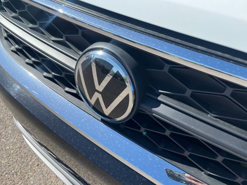 Used 2023 Volkswagen Taos SE w/ Panoramic Sunroof Package FWD image 23