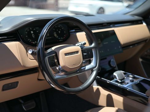 Used 2023 Land Rover Range Rover Long Wheelbase Autobiography image 8