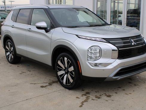 Used 2025 Mitsubishi Outlander SE image 1