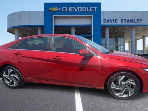Used 2025 Hyundai Elantra Limited FWD image 9