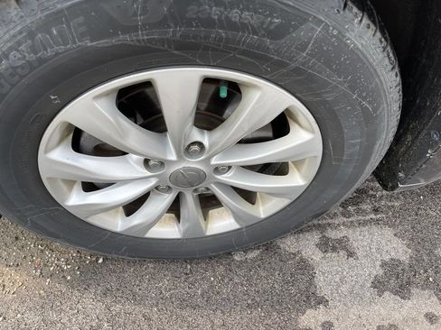 Used 2017 Chrysler Pacifica Touring w/ Tire & Wheel Group FWD image 5