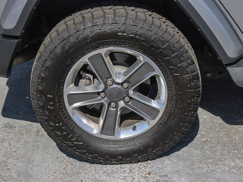 Used 2018 Jeep Wrangler Unlimited Sahara image 12