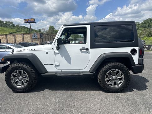Used 2016 Jeep Wrangler Rubicon w/ Power Convenience Group AWD/4WD image 9