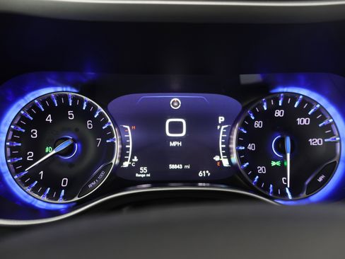 Used 2024 Chrysler Pacifica Touring-L FWD image 11